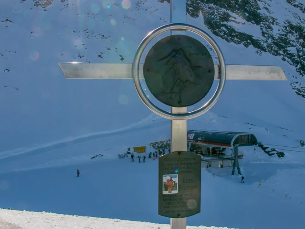 Wegweiser mit Spiegel an der Bergstation.
